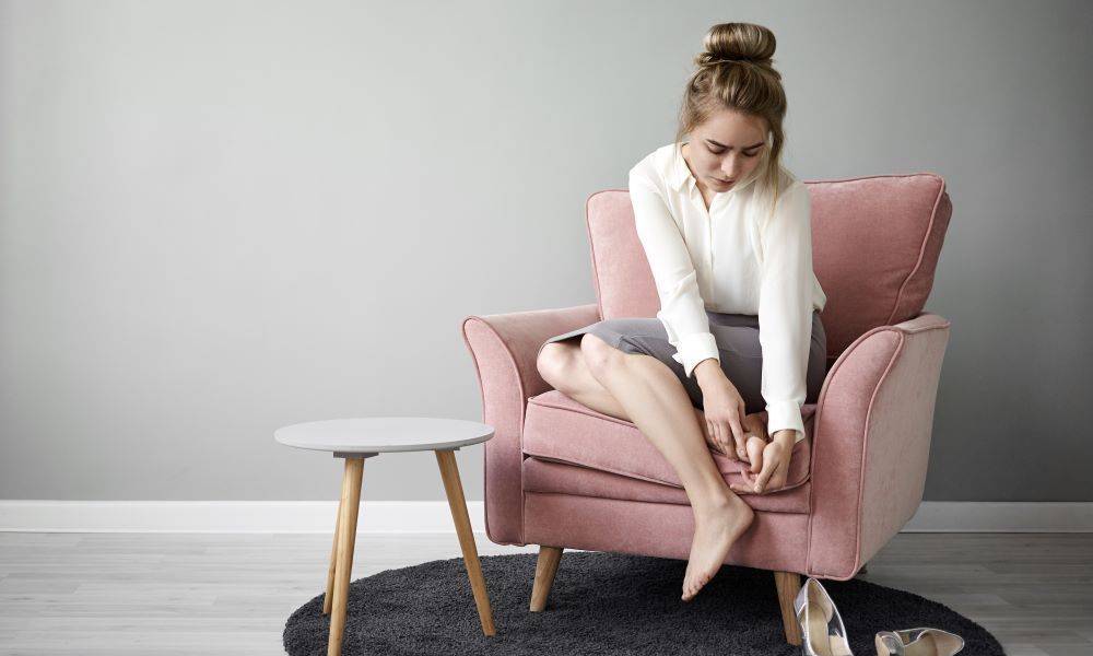 Как избавиться от неприятного запаха ног: решаем деликатную проблему