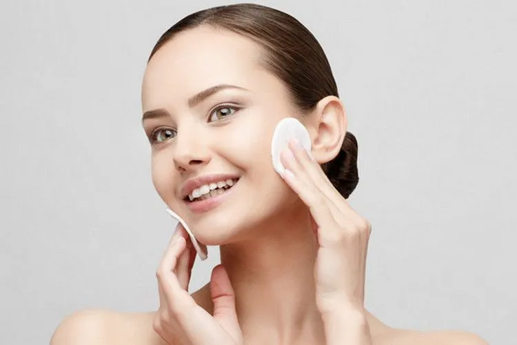 Как и чем очищать кожу лица: простая инструкция для сияния и здорового блеска