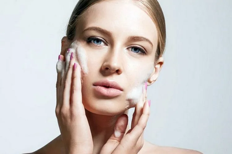 Как и чем очищать кожу лица: простая инструкция для сияния и здорового  блеска